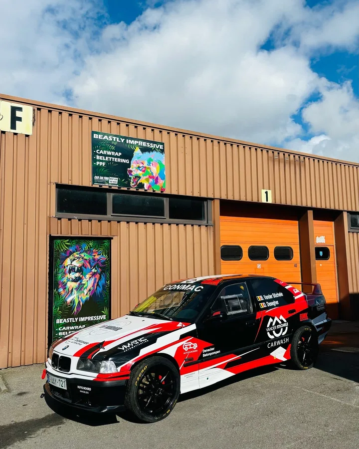 Rode, zwarte en witte reclamebelettering op een pick-up